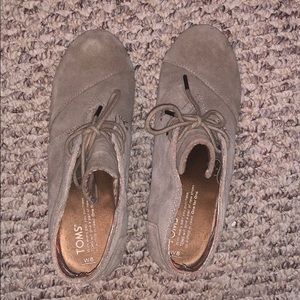 Toms size 8 suede tan heels